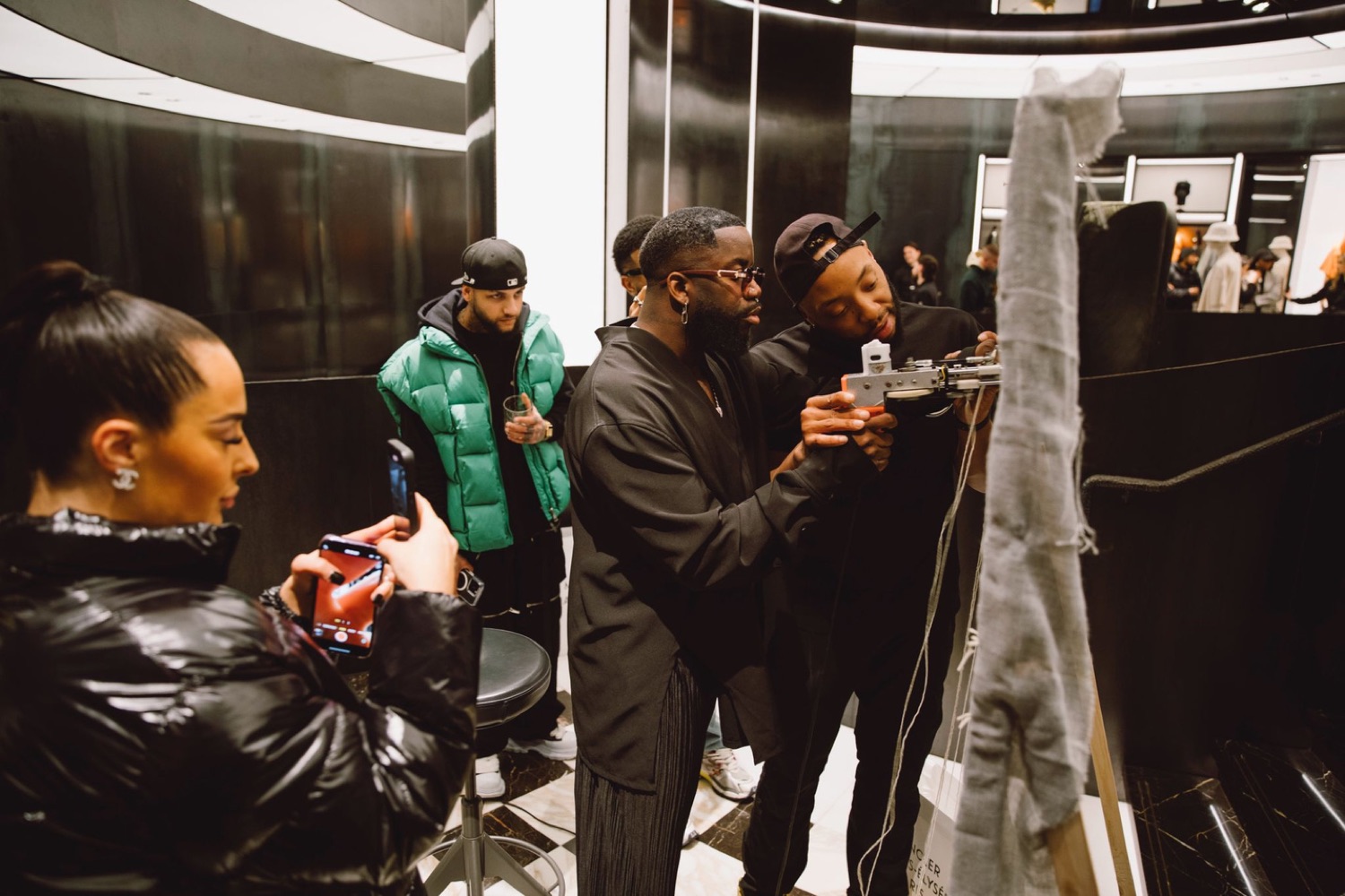 JDO en live tufting pour Moncler x RocNation, Fashion Week 2024, Paris et Londres